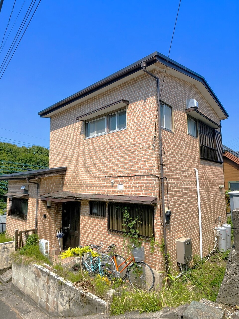 【町田市本町田】バス停「四季彩の杜西園前」まで徒歩5分。温水洗浄便座付きトイレや追い焚き機能付きの浴室など、便利な設備が備わった3DKの住まいです。