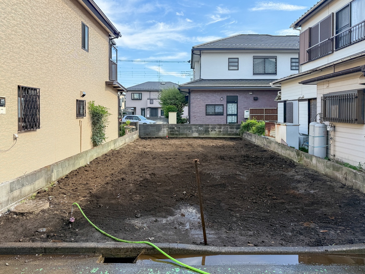 【現地土地写真】第一種低層住居専用地域内に位置しており、周辺は住宅が建ち並ぶ穏やかな住環境です。ぜひ現地にて、実際の陽当たりや周辺環境などをご確認ください。