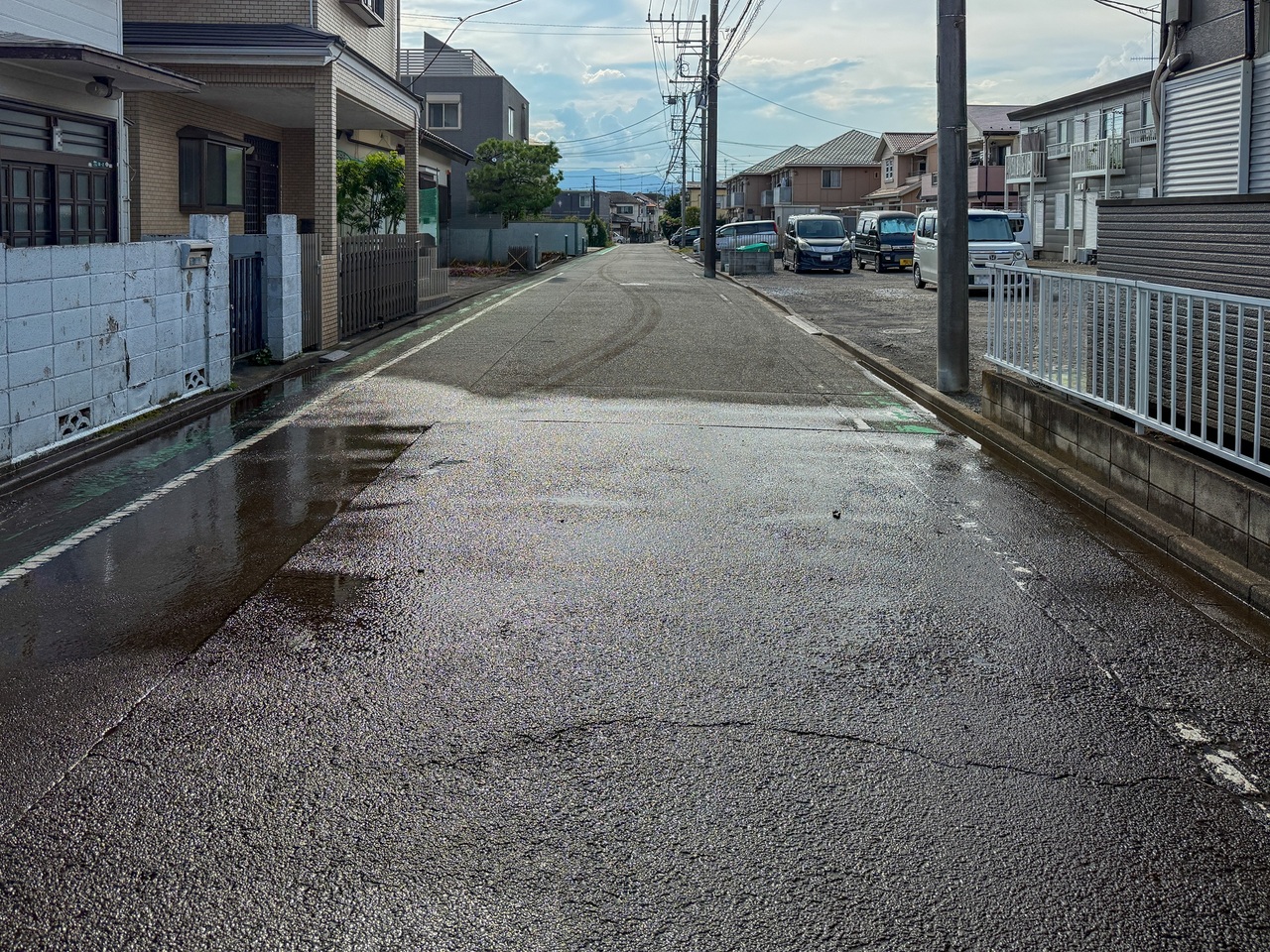 【前面道路】北側前面道路の幅員は約6mと、お車の出し入れもしやすい広さです。きれいに舗装されているので、自転車やベビーカーでの移動もスムーズに行えそうです。