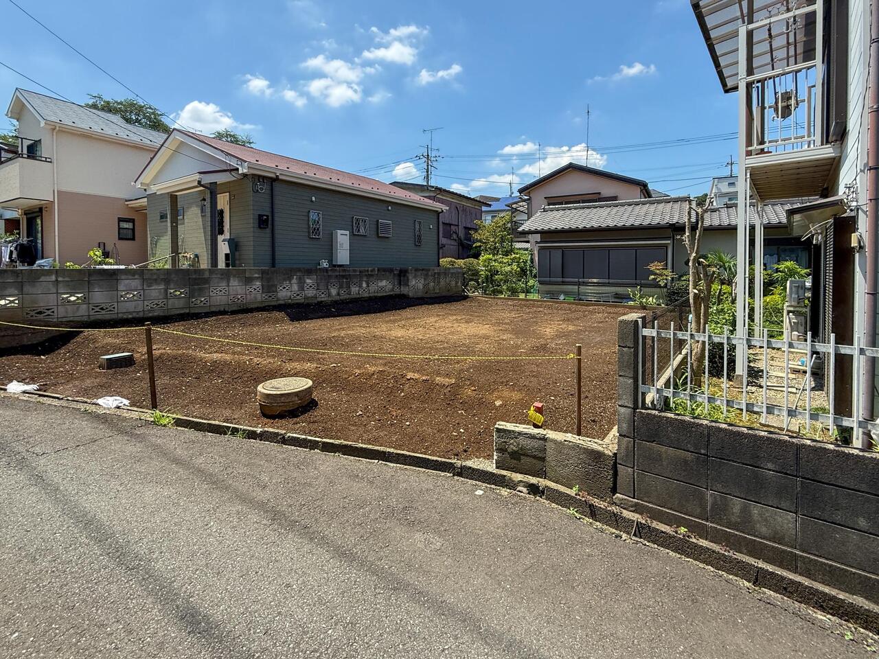 【現地土地写真】小田急小田原線「町田」駅まで徒歩22分の立地。第一種低層住居専用地域内に位置し、周囲には閑静な街並みが広がります。前面道路は交通量が少なく、緑豊かな自然あふれるエリアです。