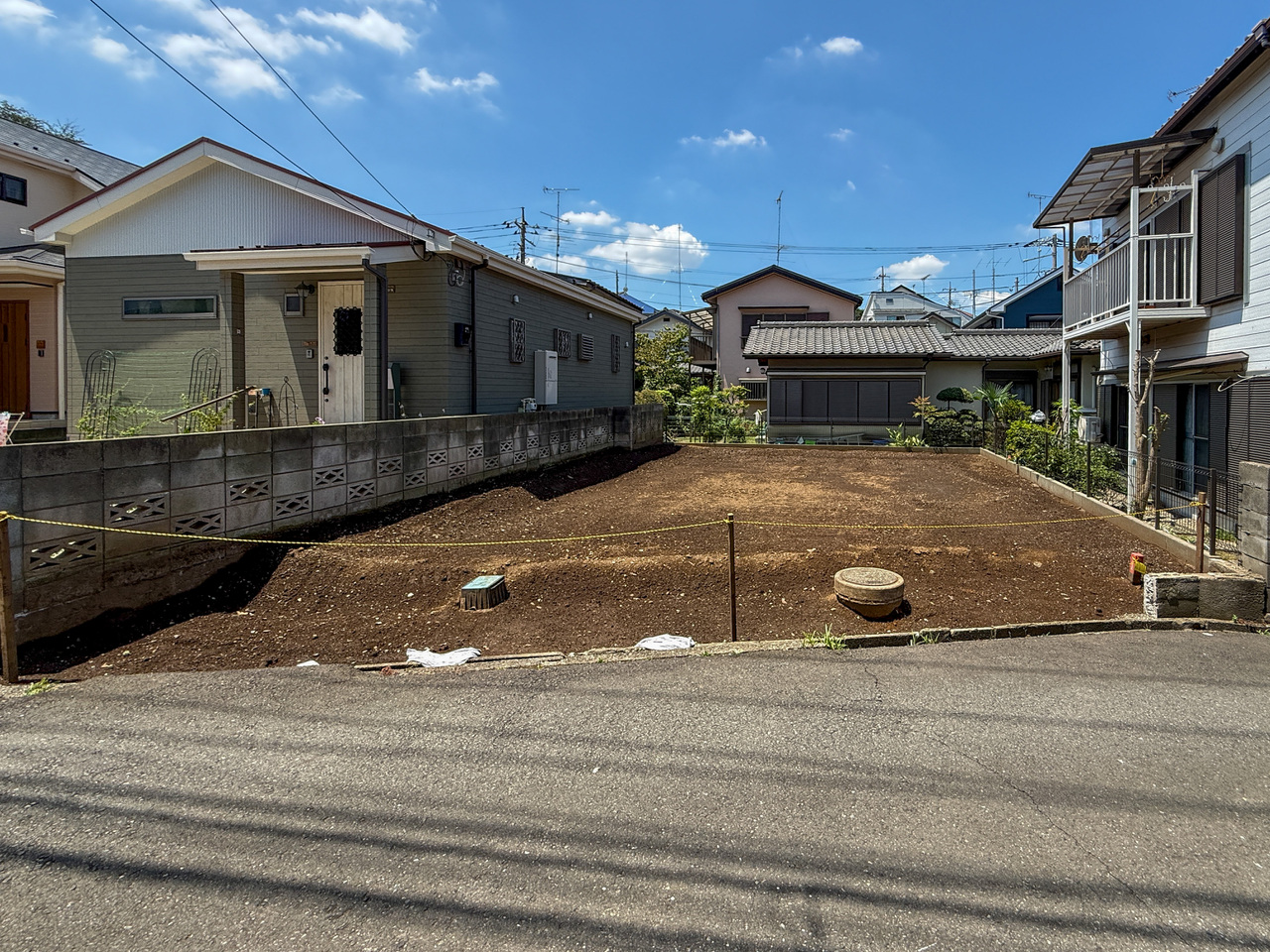【前面道路含む現地写真】前面道路幅は約4.0m。前面道路との高低差が少ないため、お車や自転車での走行やベビーカーの出し入れなどもスムーズに行えます。