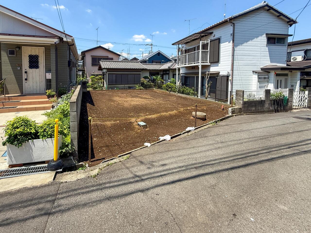 【前面道路含む現地写真】ショッピングモール「ままともプラザ」まで徒歩10分。スーパー・ドラッグストア・クリニックなどが揃い、毎日のお買い物に便利です。周辺環境と併せて、ぜひ現地をご見学ください。