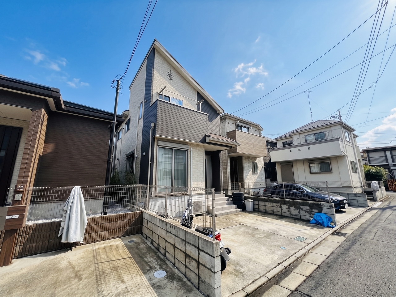 【現地外観写真】第一種低層住居専用地域に位置しています。周囲に高い建物が建ちにくく、住環境が守られやすいです。穏やかな暮らしが叶います。