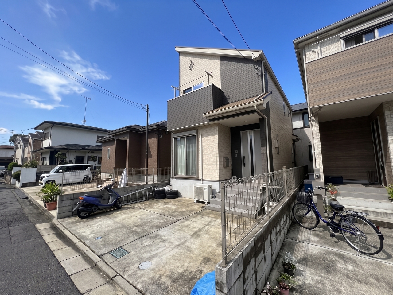 【現地外観写真】東側前面道路は、幅員約4.5mです。引渡し可能時期、物件の詳細など、ご不明な点がございましたら、お気軽にお問い合わせください。