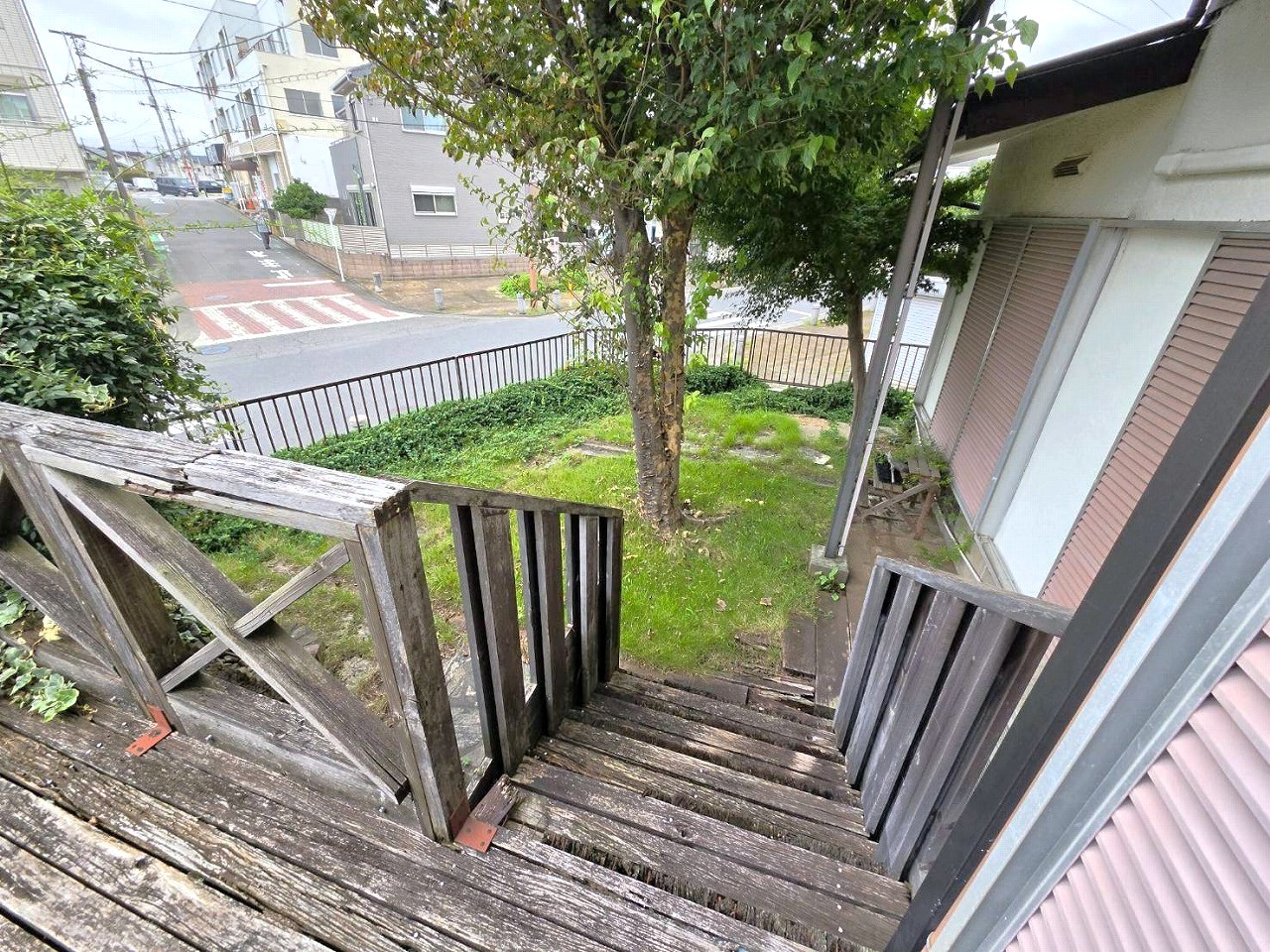 【庭】建物側からはウッドデッキや和室から庭へアクセス可能です。屋外でくつろいだり、お子さまの遊び場として活用したりと、暮らしに合わせて楽しめるスペースです。ご家族で充実したおうち時間を過ごせます。
