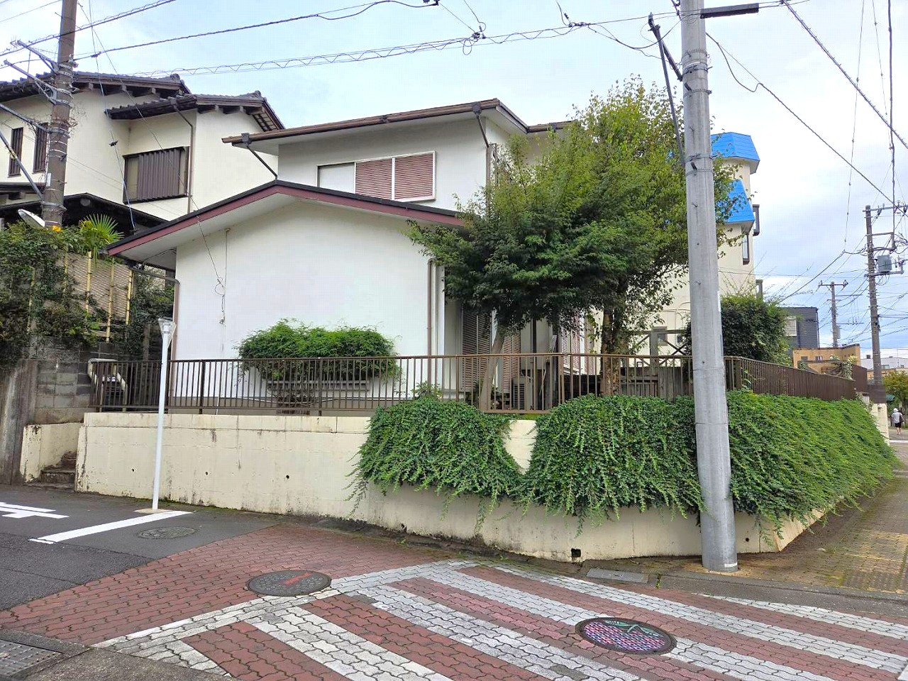【現地外観写真】和室が3室、洋室が2室配置された間取りです。各階にトイレがあるため、来客時や朝などの忙しい時間帯でも、気兼ねなく使用できます。