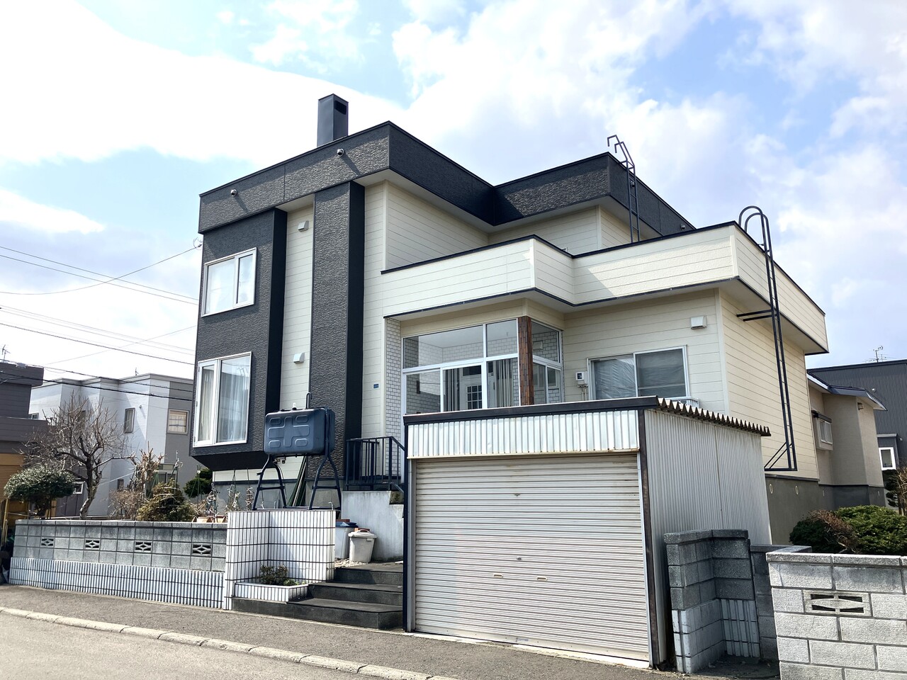 昭和62年築、平成13年に増築（登記済）した5LDKの住宅です。