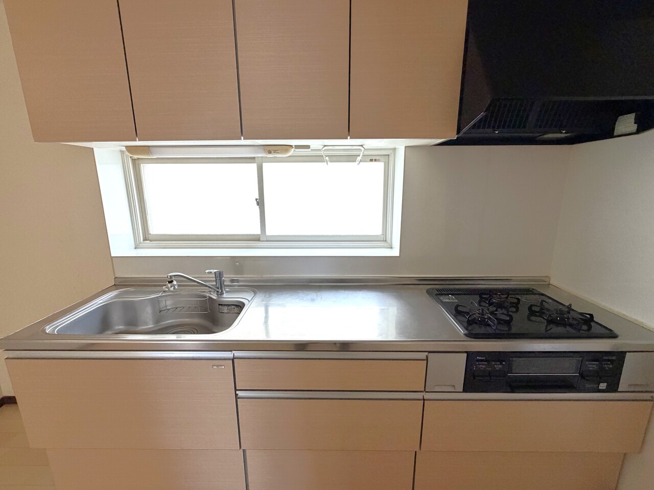 キッチンです。豊富な収納があり、かさばってしまうお料理道具等も豊富に収納可能です。