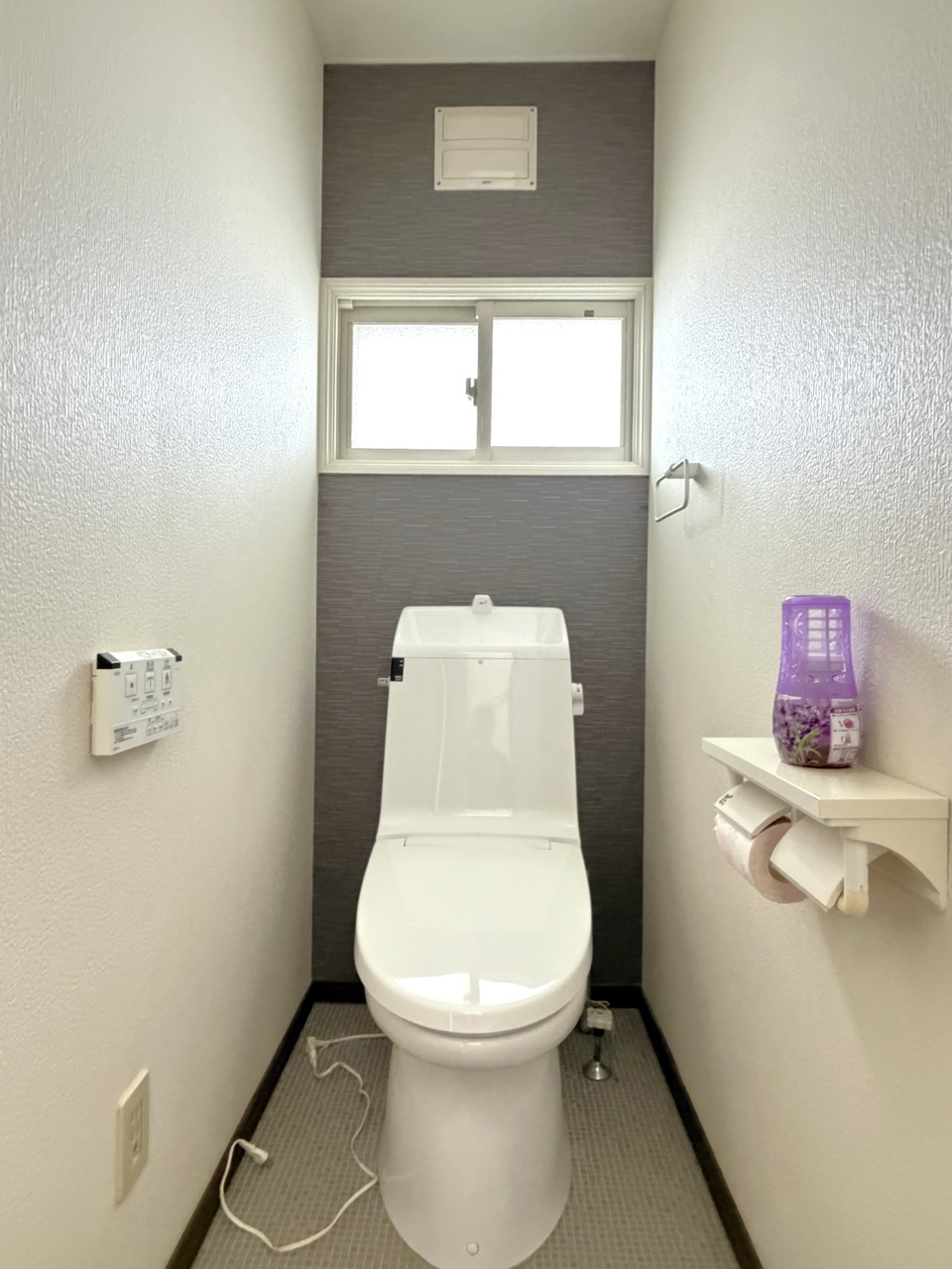 トイレです。温水式洗浄便座を採用しています。白と黒を基調とした、清潔感のあるデザインとなっています。
