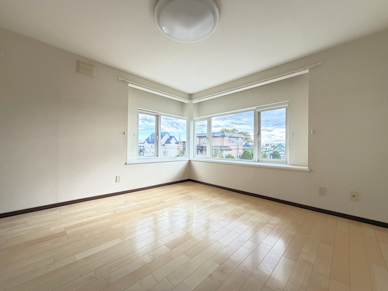 2階南・東向きの洋室です。部屋の隅(南・東向き)が大きな窓となっており、暖かい日差しが差し込みます。