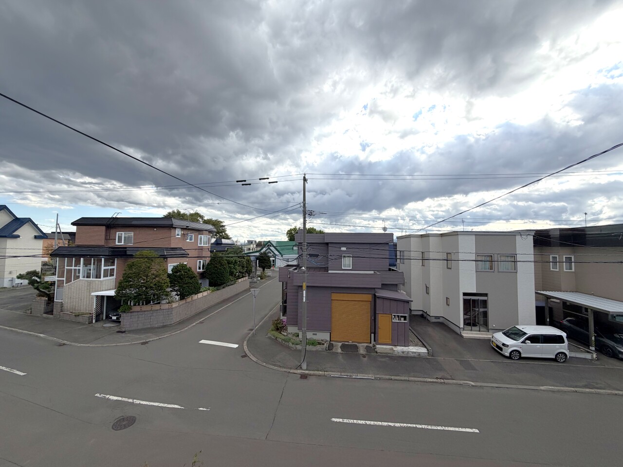 2階南・東向きの洋室から見た南側の眺望です。前面道路が約11.0mあり、日を遮るような建物もございません。