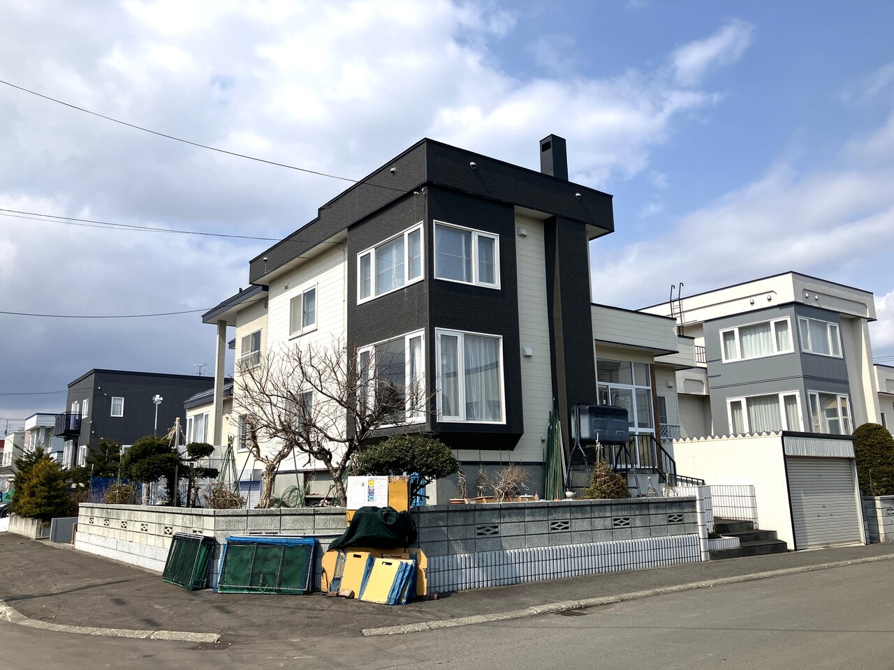 縦列利用できる車庫・物置スペースがあり大切なお車や趣味の道具などを屋内で保管ができます。