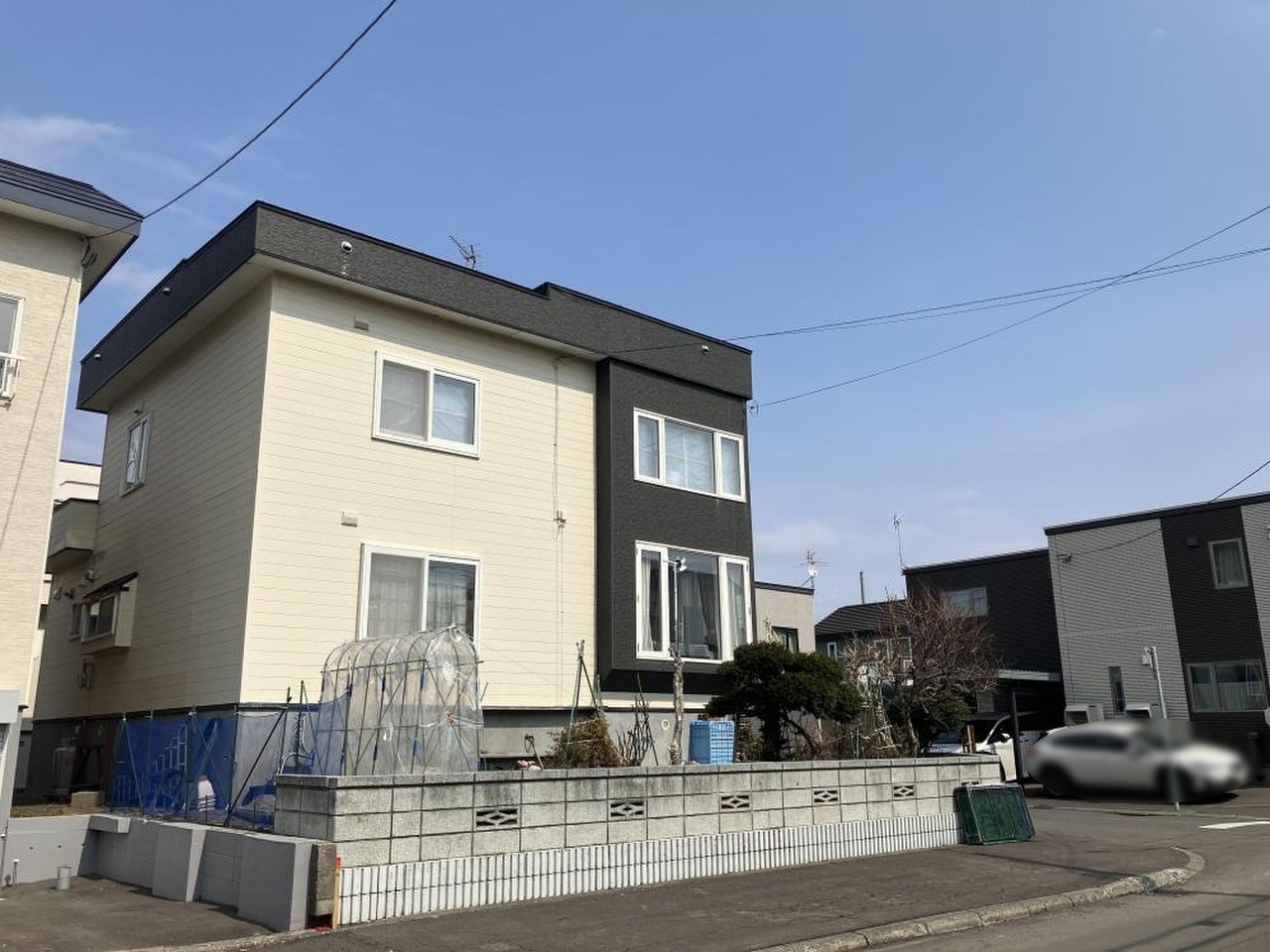 南、東の二方角地にある基礎高住宅なので陽当たり良好です。