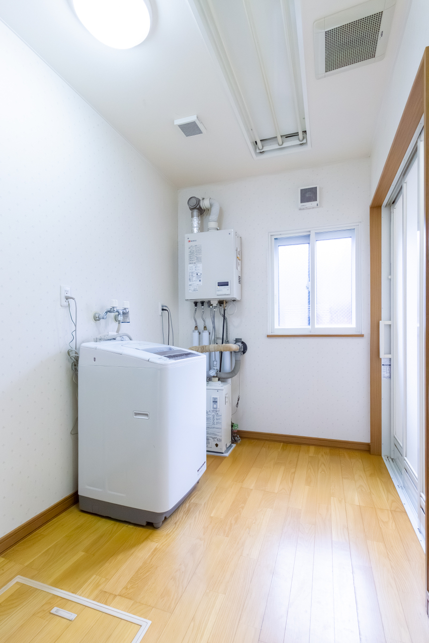 ボイラーと洗濯機スペースです、天井には便利な電動物干しが設置されています