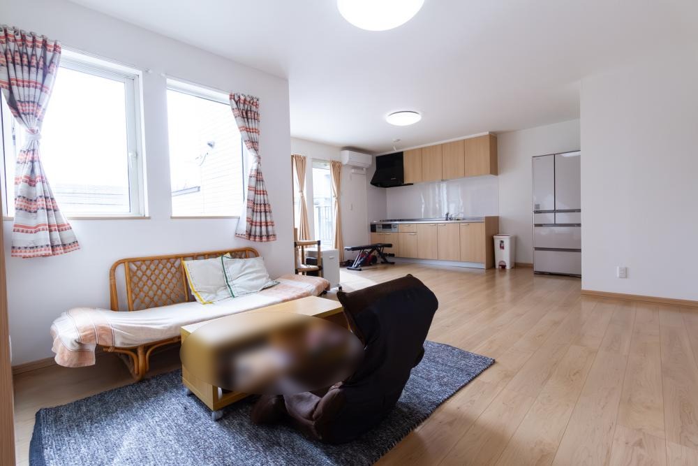 2階の明るいLDKです