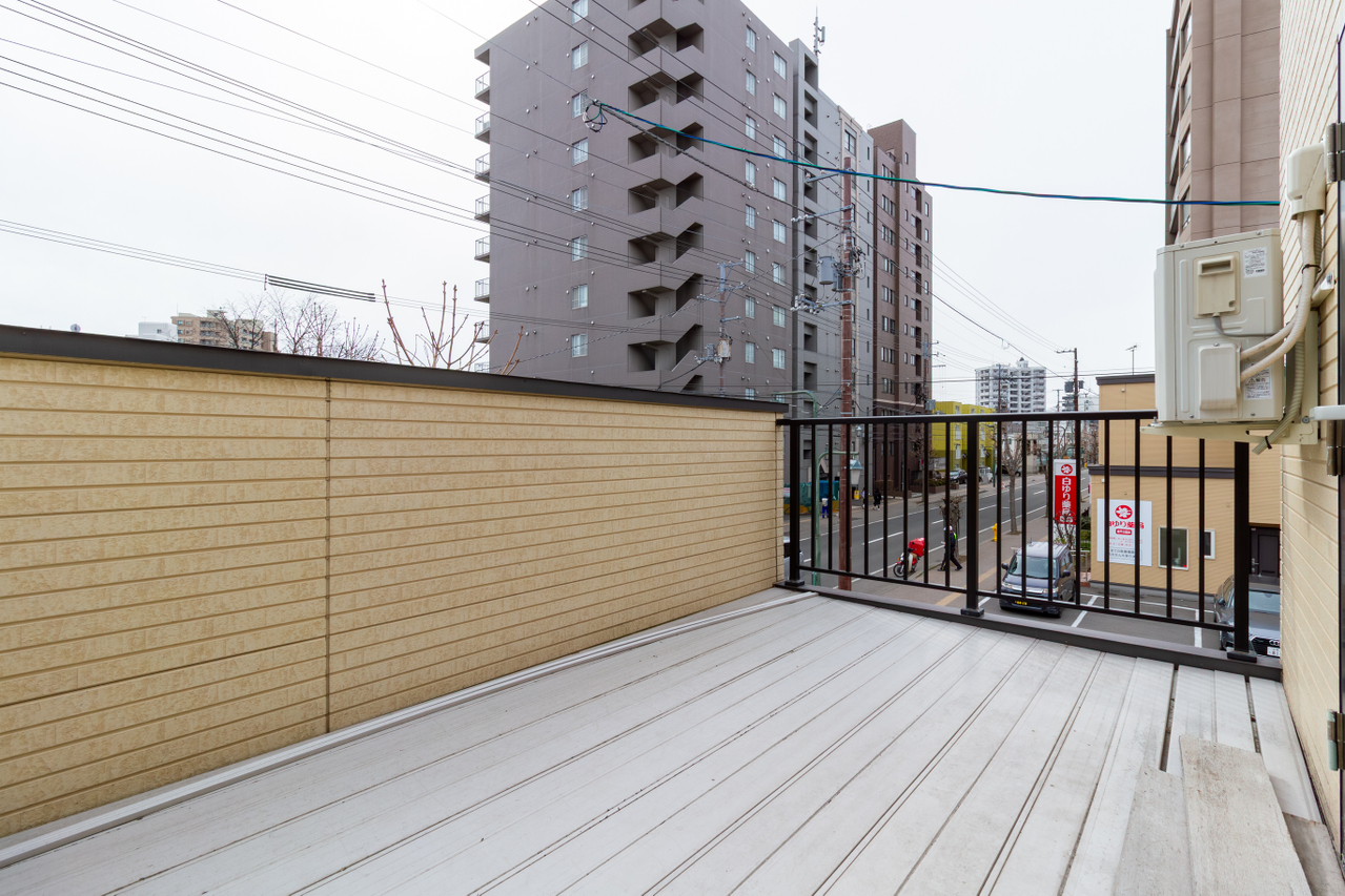 2階には南西向きのバルコニーがあります