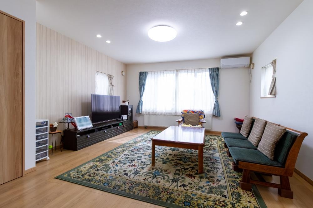 南西向きの明るい1階リビングです