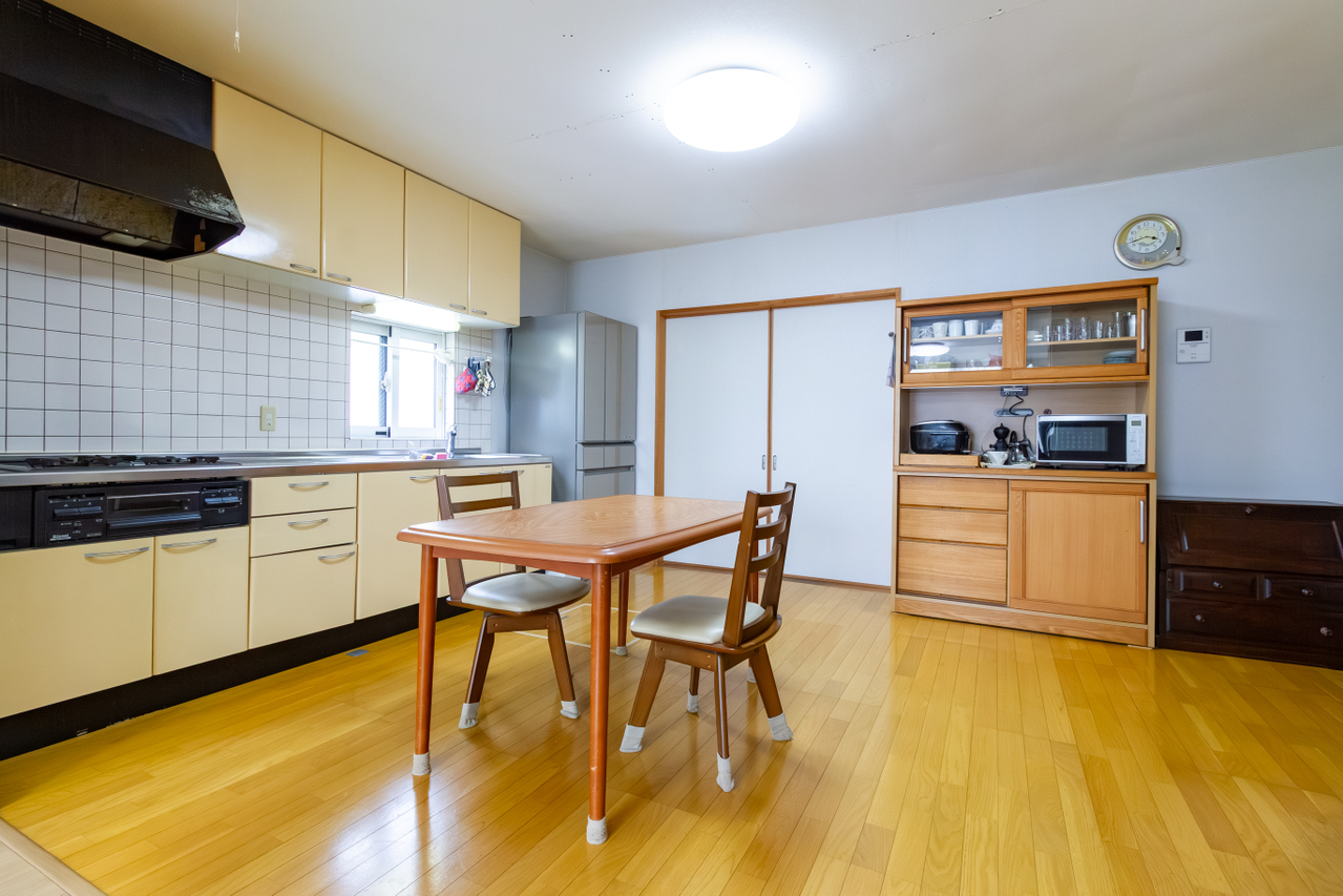 1階のダイニングキッチンです、リビングつながりで開放感のあるスペースとなっております