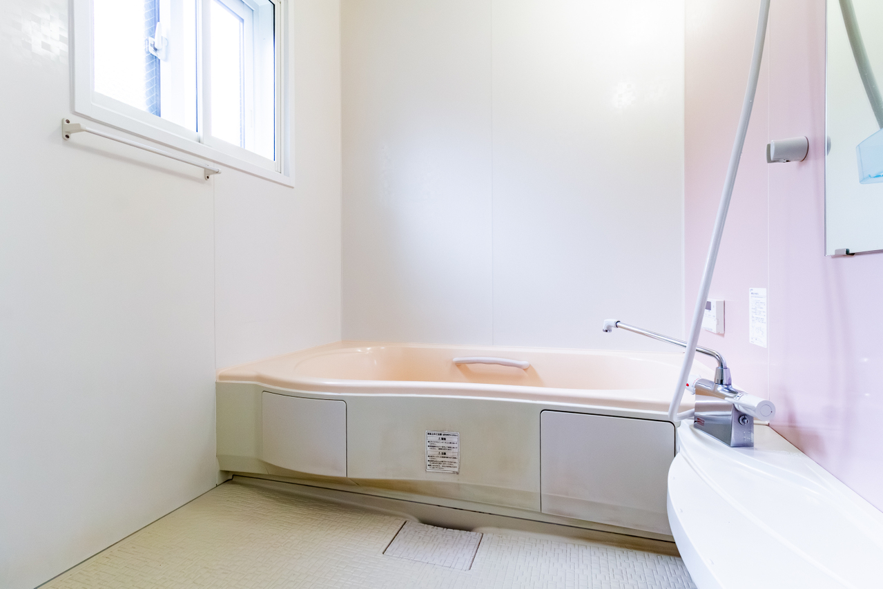 窓付きの明るい一坪浴室です