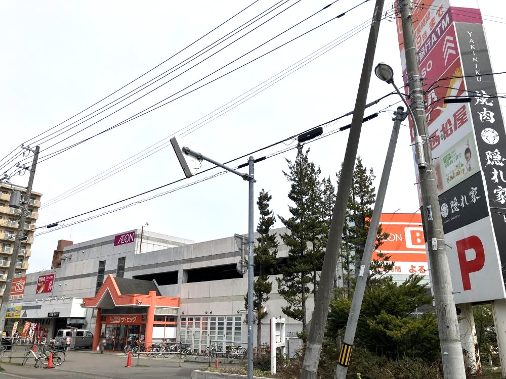 ドラッグストアや100円ショップなども入っています