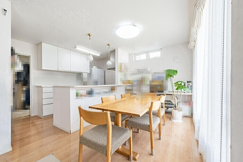 キッチン横のドア奥には洗面所があります。洗面所は広めに空間に変更してあり、大容量の造作収納があります。※CGで一部家具消し加工しています。