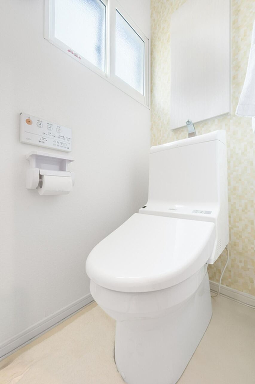 2015年4月新規交換済み。上部にはトイレットペーパーなどの小物を収納できる棚もあります。