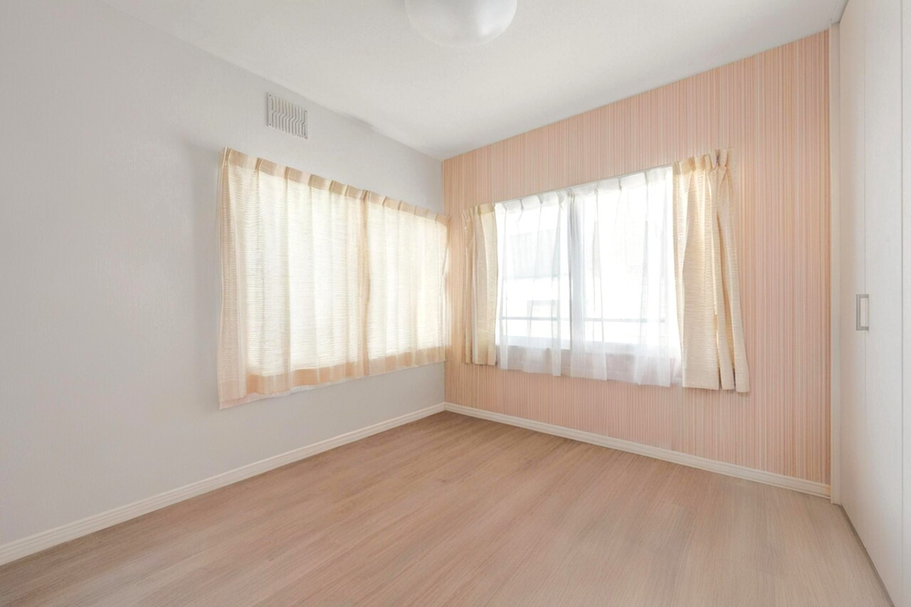 約5.0帖の2階北東側の洋室です。淡いピンクのアクセントクロスが可愛らしいお部屋になっています。※CGで家具消し加工しています。