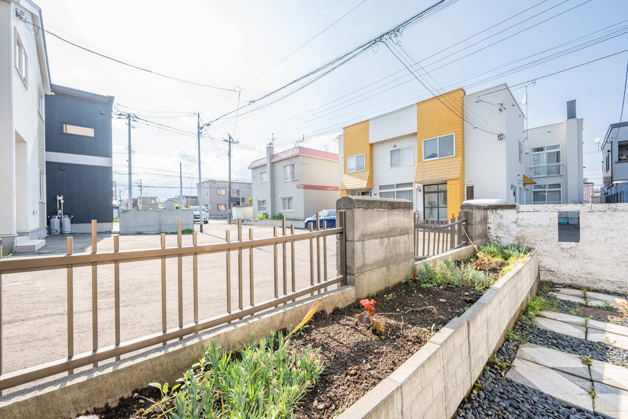 正面玄関のカーポート横の花壇です。お花はもちろん家庭菜園も楽しめるスペースにしました。