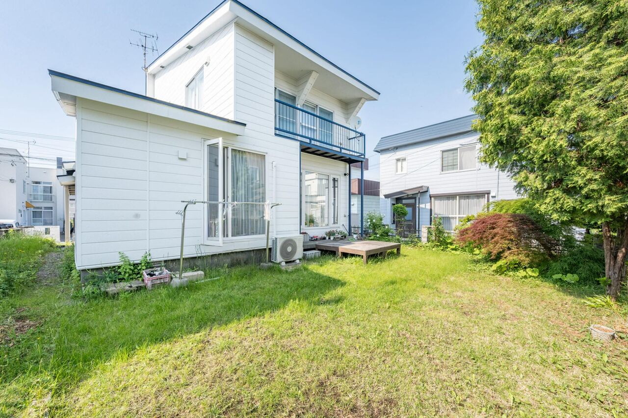 南側の庭です。お洗濯物を干したり、休日には家族でBBQ楽しんだり、ドッグランにするなど楽しみが増えます。