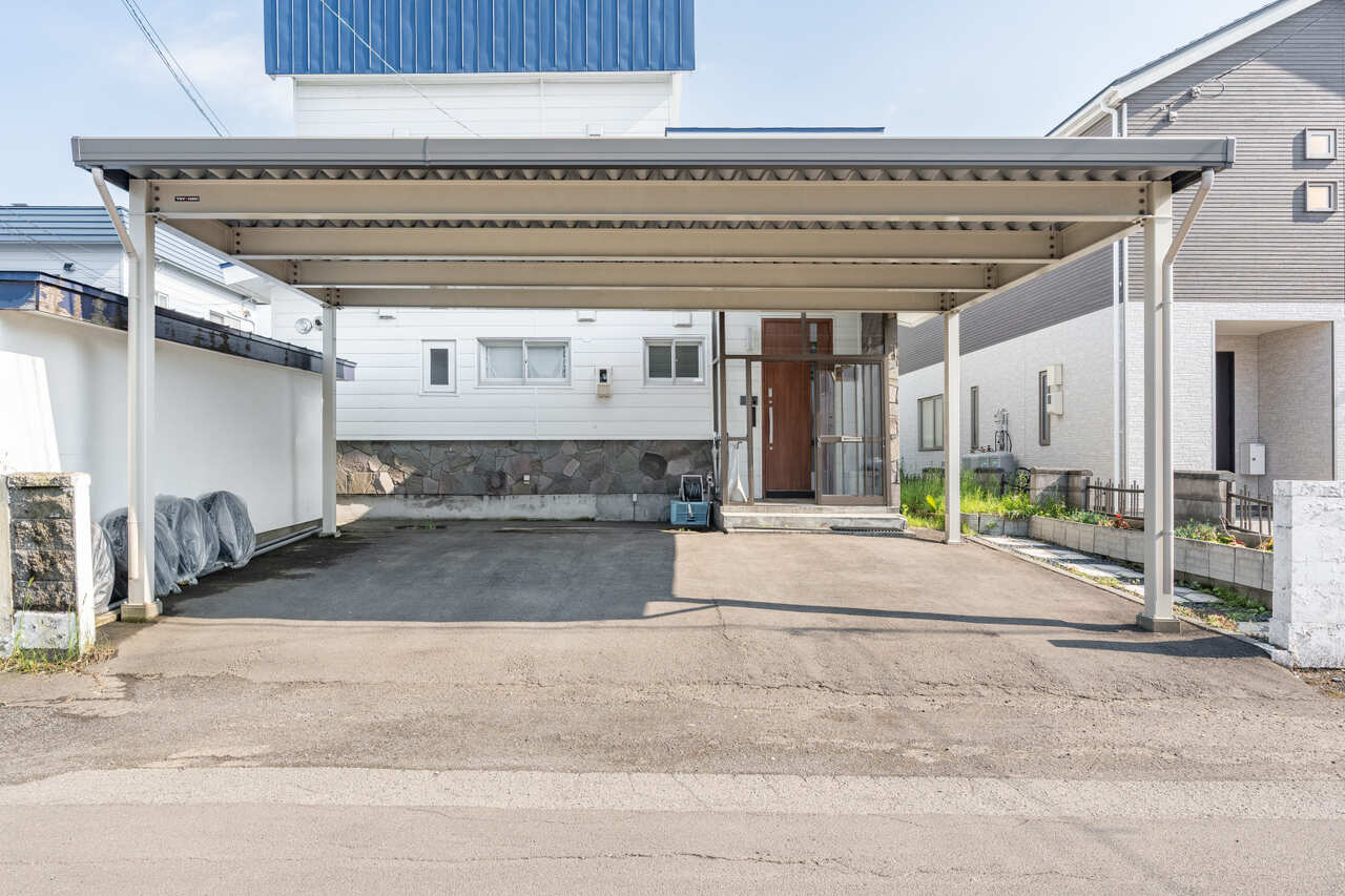 2017年8月に東洋農機製の3台駐車可能なカーポートを設置。雨の日も雪の日も大活躍します。