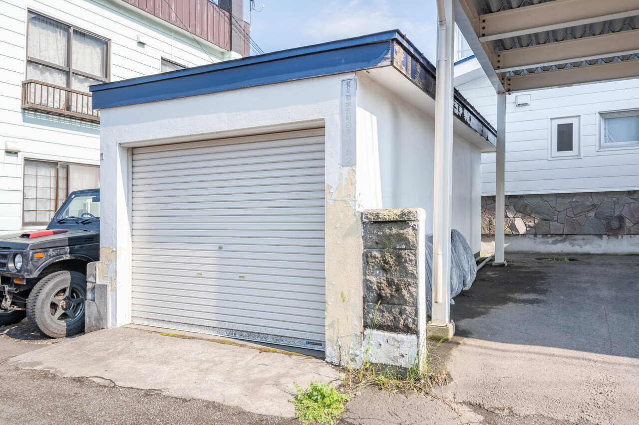 車庫は物置代わりにも使用できます。タイヤのほか、自転車やキャンプ用品など季節物の収納に便利です。