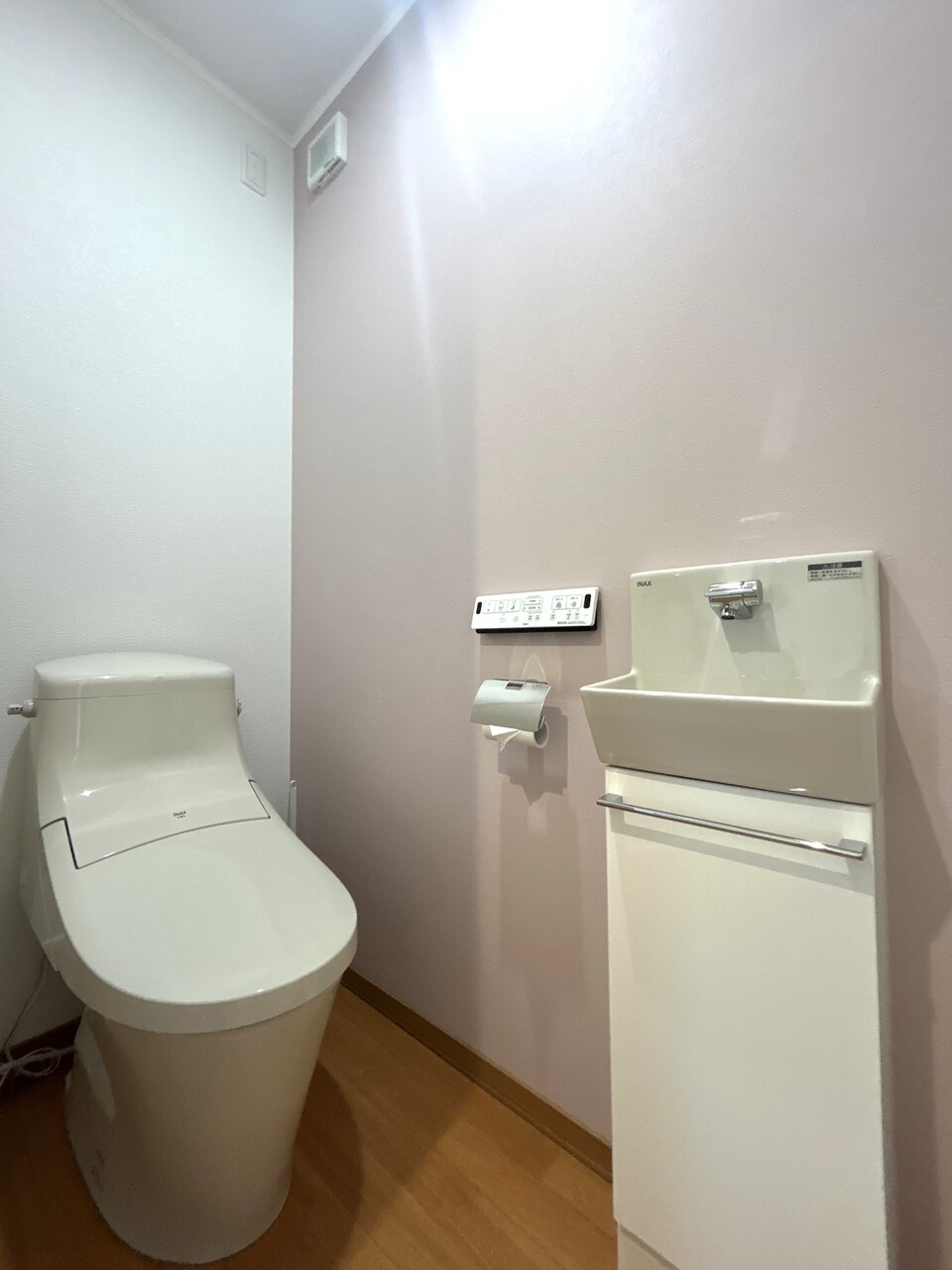 2階のトイレもお手入れのしやすいタンクレストイレです