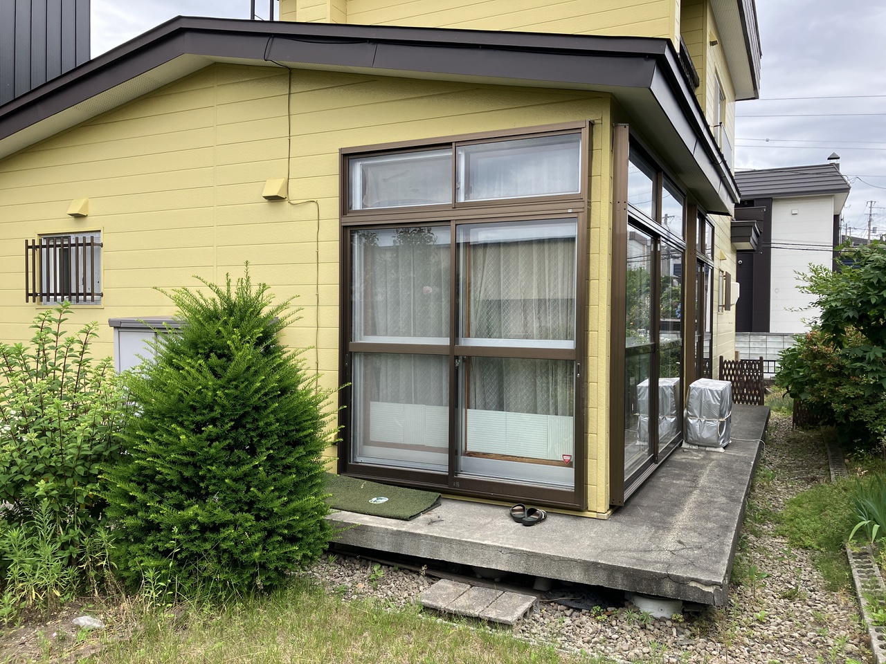 庭側から見た建物です。西向きに大きな窓を2面とっているので、暖かい陽射しがリビングに入り込みます。