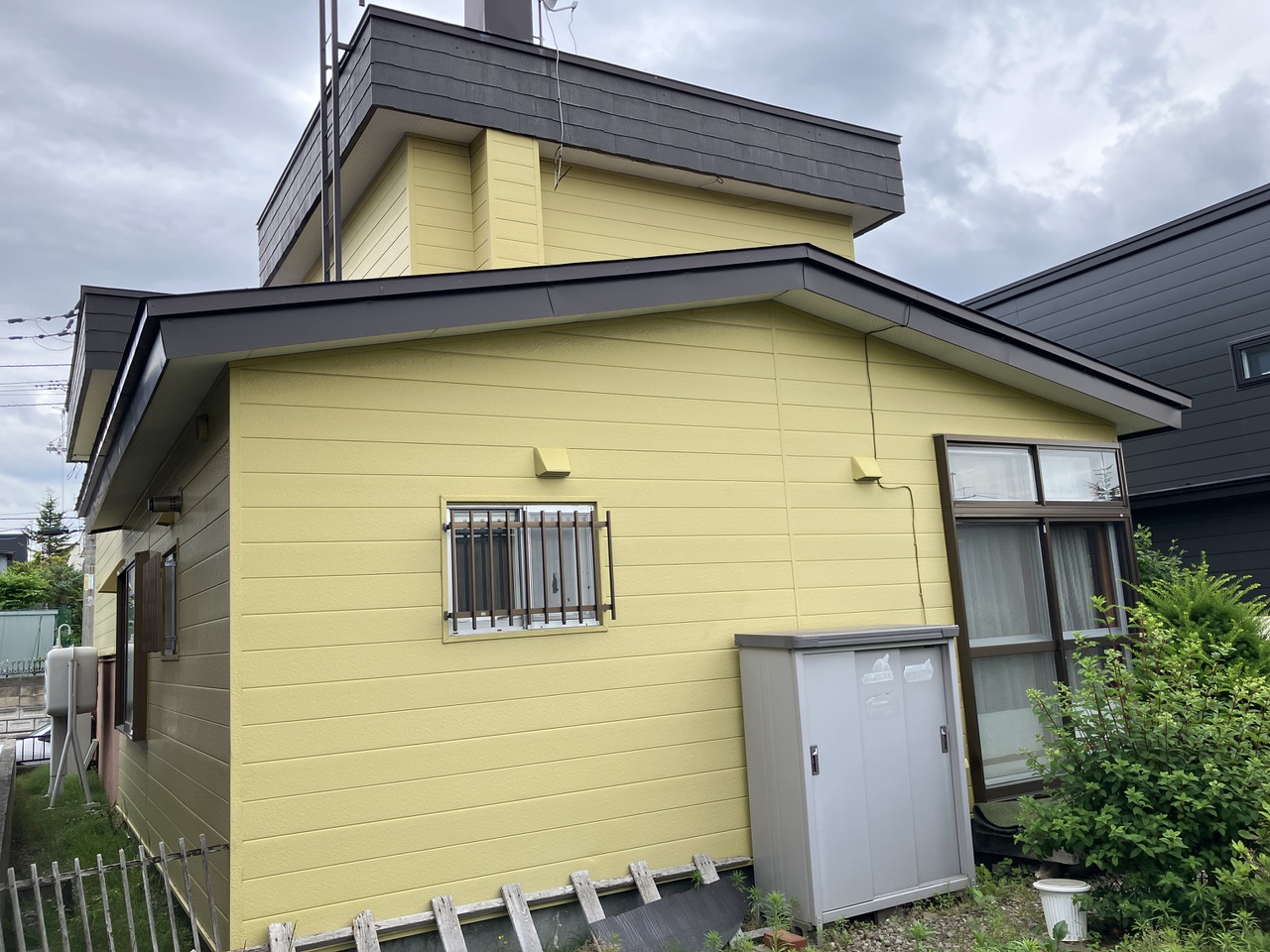 庭側から見た建物です。