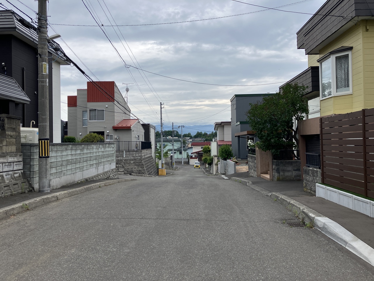 前面道路の幅員は約8ｍです。