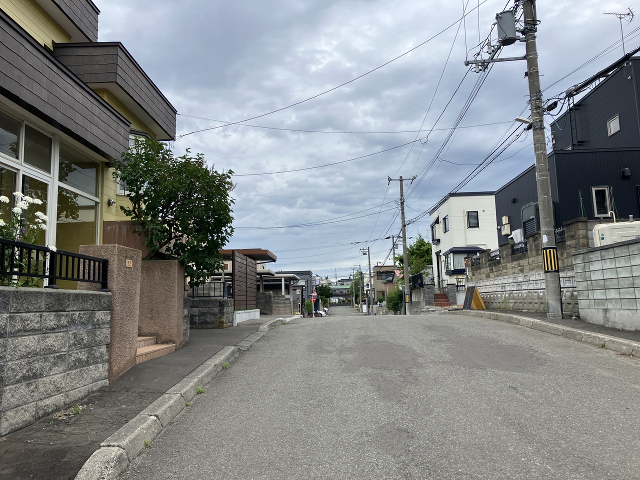 前面道路は幅員約8ｍです。ごみステーションは向かい側に設置されています。