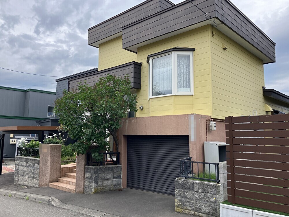 閑静な住宅街の車庫・庭付きの一戸建てです。