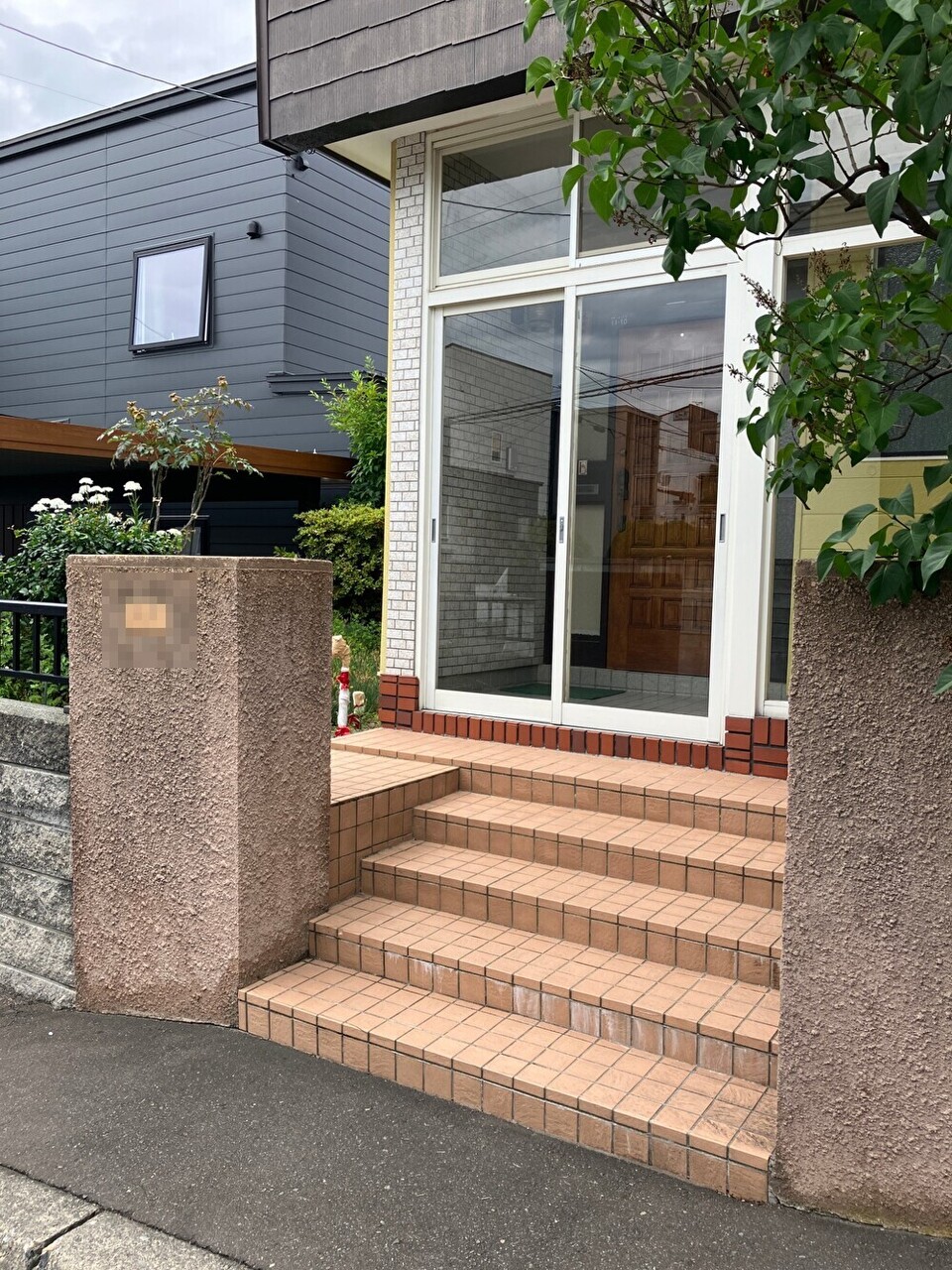 玄関は冬や雨の日にうれしい風除室があります。玄関までの段差も低いのでお子様や高齢者にも安心です。