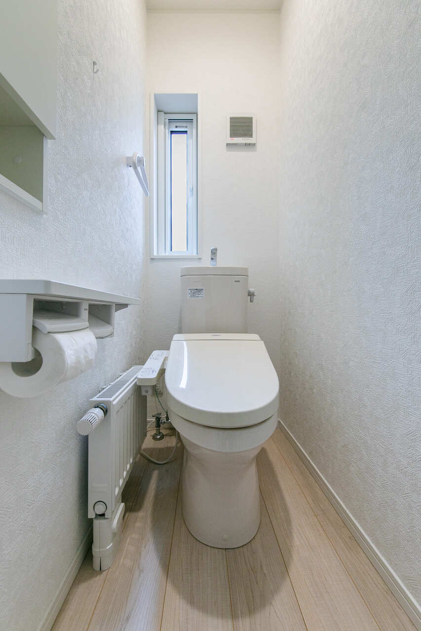 1階のトイレです。トイレットペーパーなどの収納棚も設置があります。2階にもトイレがあり便利です。
