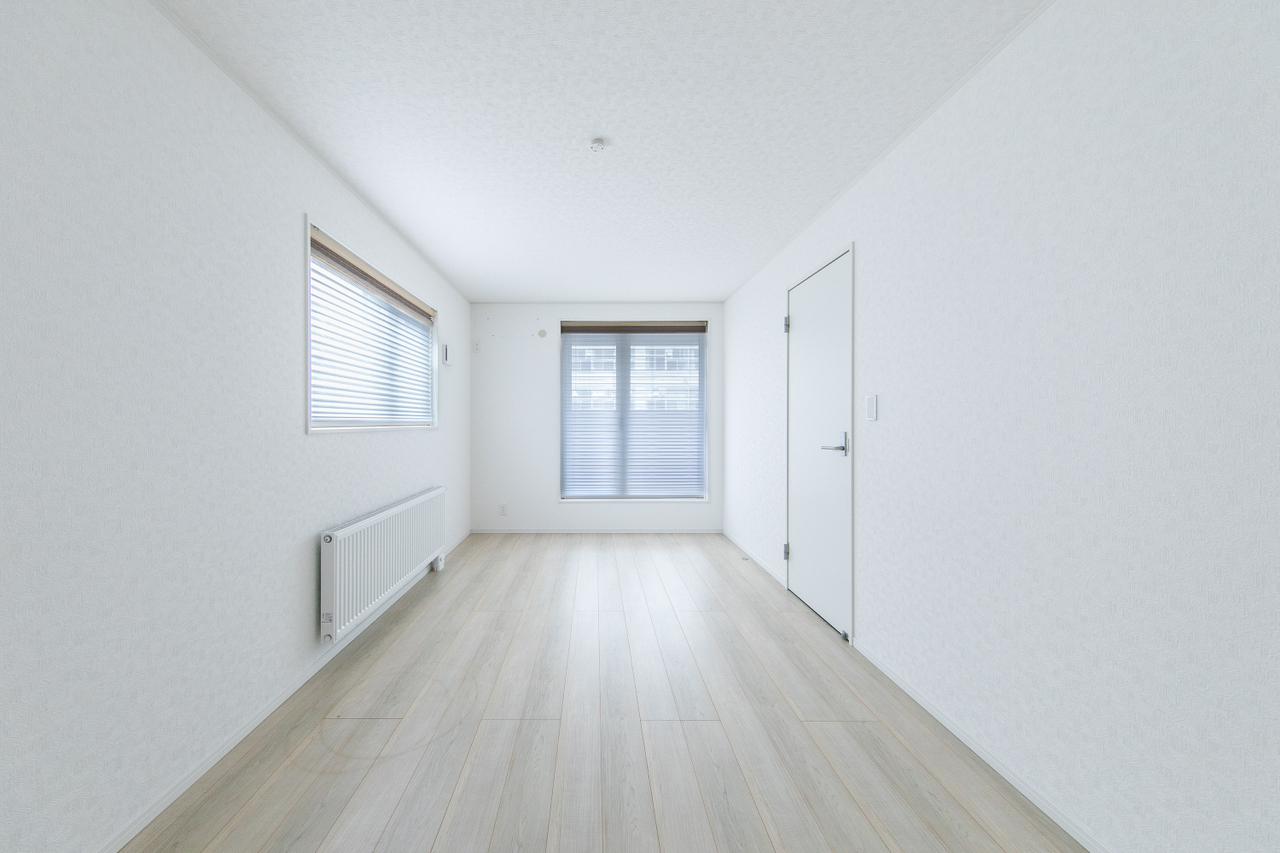 2階部分、約8.2帖の洋室です。南・東向きですので、明るく風通しがいいです。南側の窓からはインナーバルコニーに出られます。