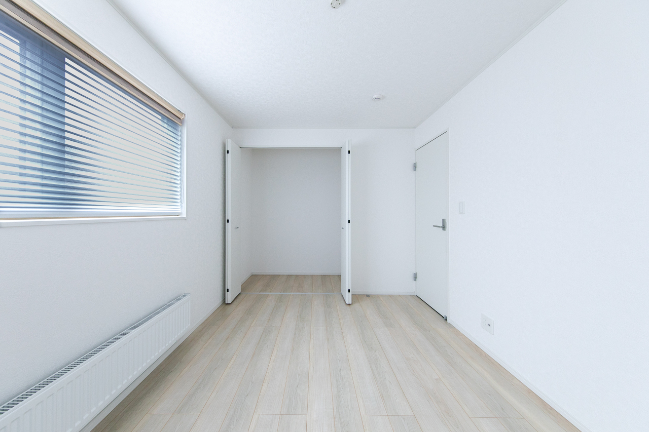 2階部分、西・北側向きの約6.0帖の洋室です。収納もあり、家具が設置しやすい間取です。