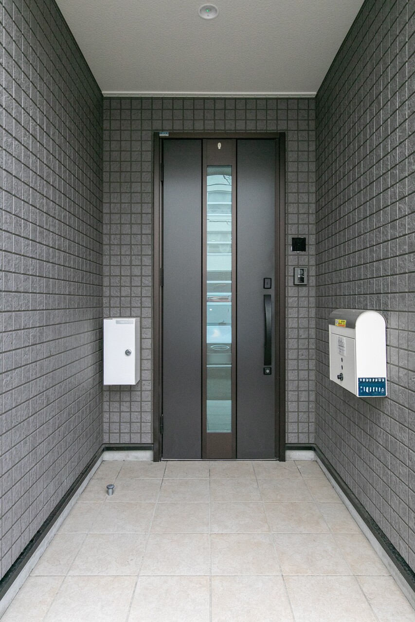 玄関は電子キーでボタン一つで解錠施錠可能です。宅配BOXも設置されていますので、不在時にも荷物の受取ができます。