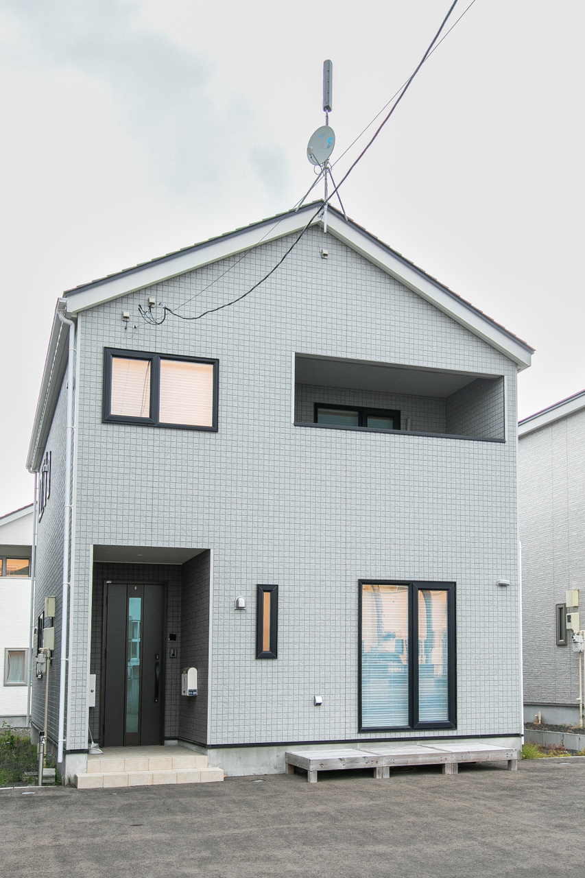 住宅前の駐車スペースはゆとりがあるのでお子さんが遊ぶスペースにもなります。玄関横に散水栓の設置もあります。