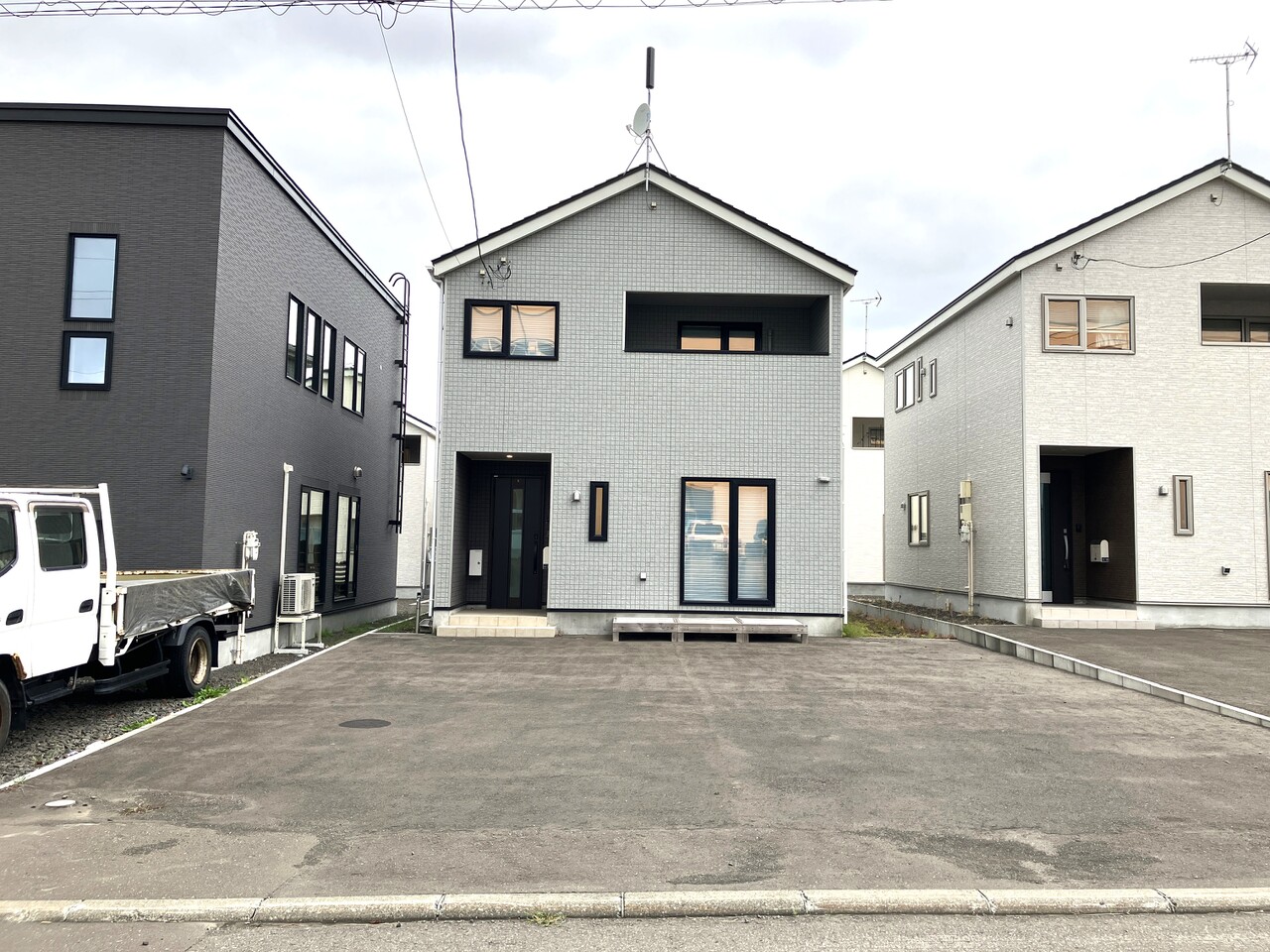 前面道路からの写真です。間口は約9.5m、住宅までは約10.7ｍありますので、物置やカーポートを設置しても2台は駐車可能です。