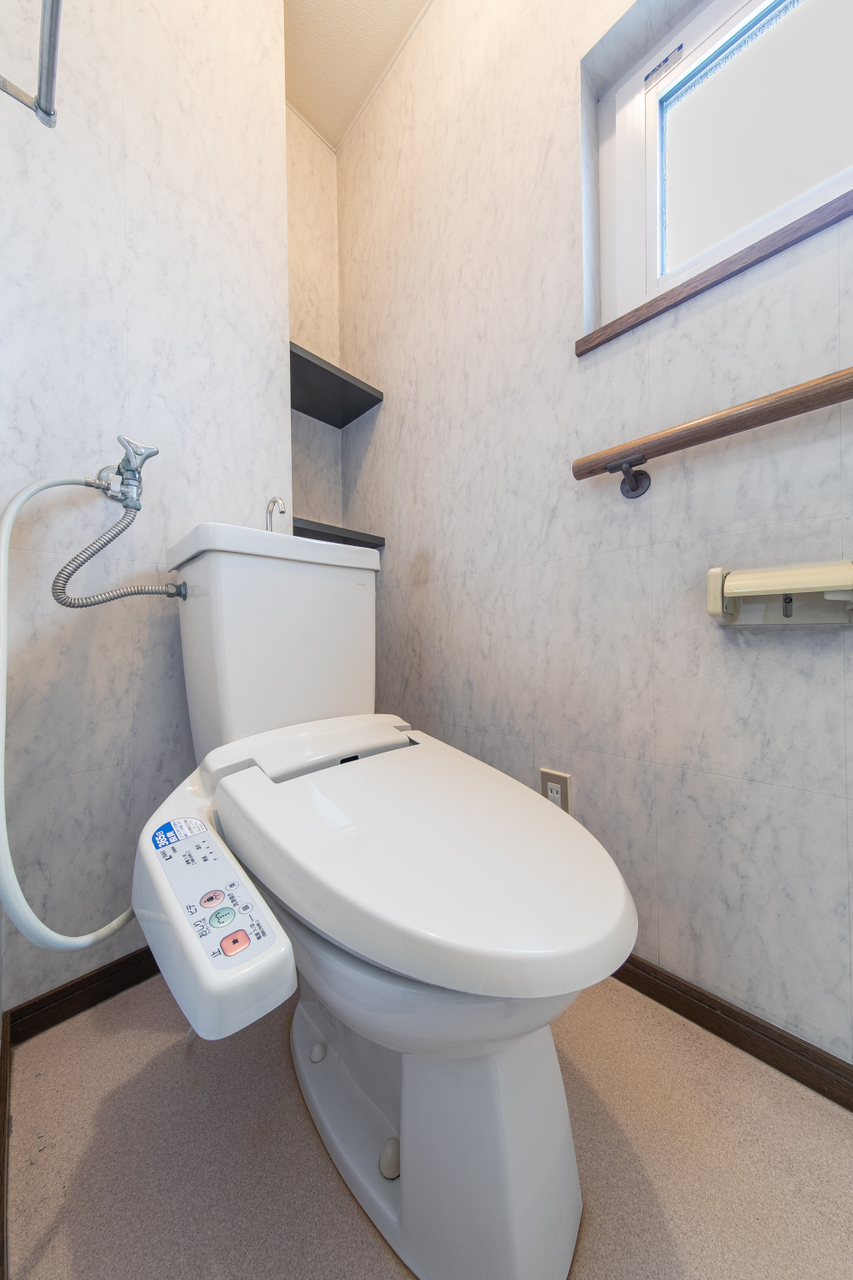2階部分のトイレです。温水暖房便座付きです。窓も付いており明るくて風通しが良いです。