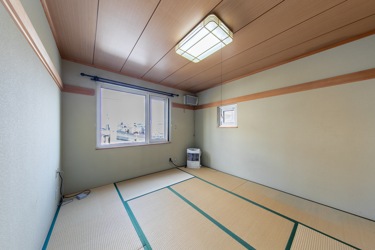 2階部分、北東側、約6.0帖の和室です。車庫の上、玄関側向きの和室になります。