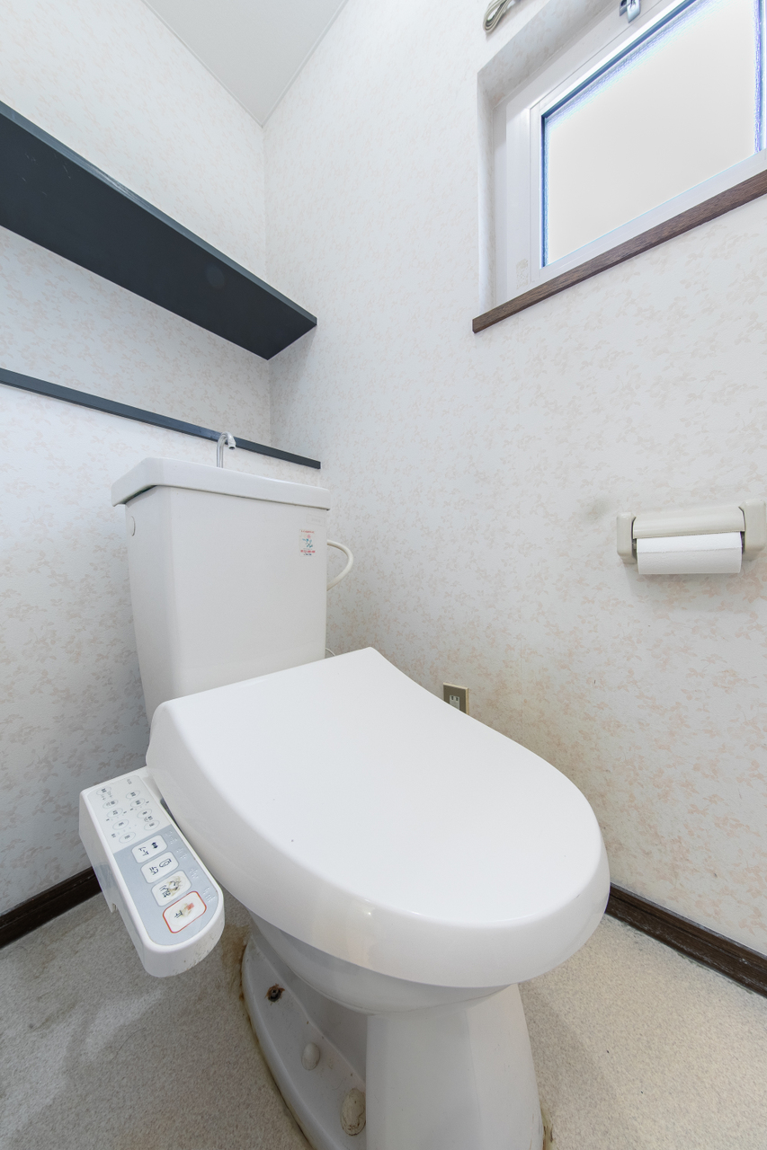 3階部分のトイレです。温水暖房便座付きです。窓も付いており明るくて風通しが良いです。