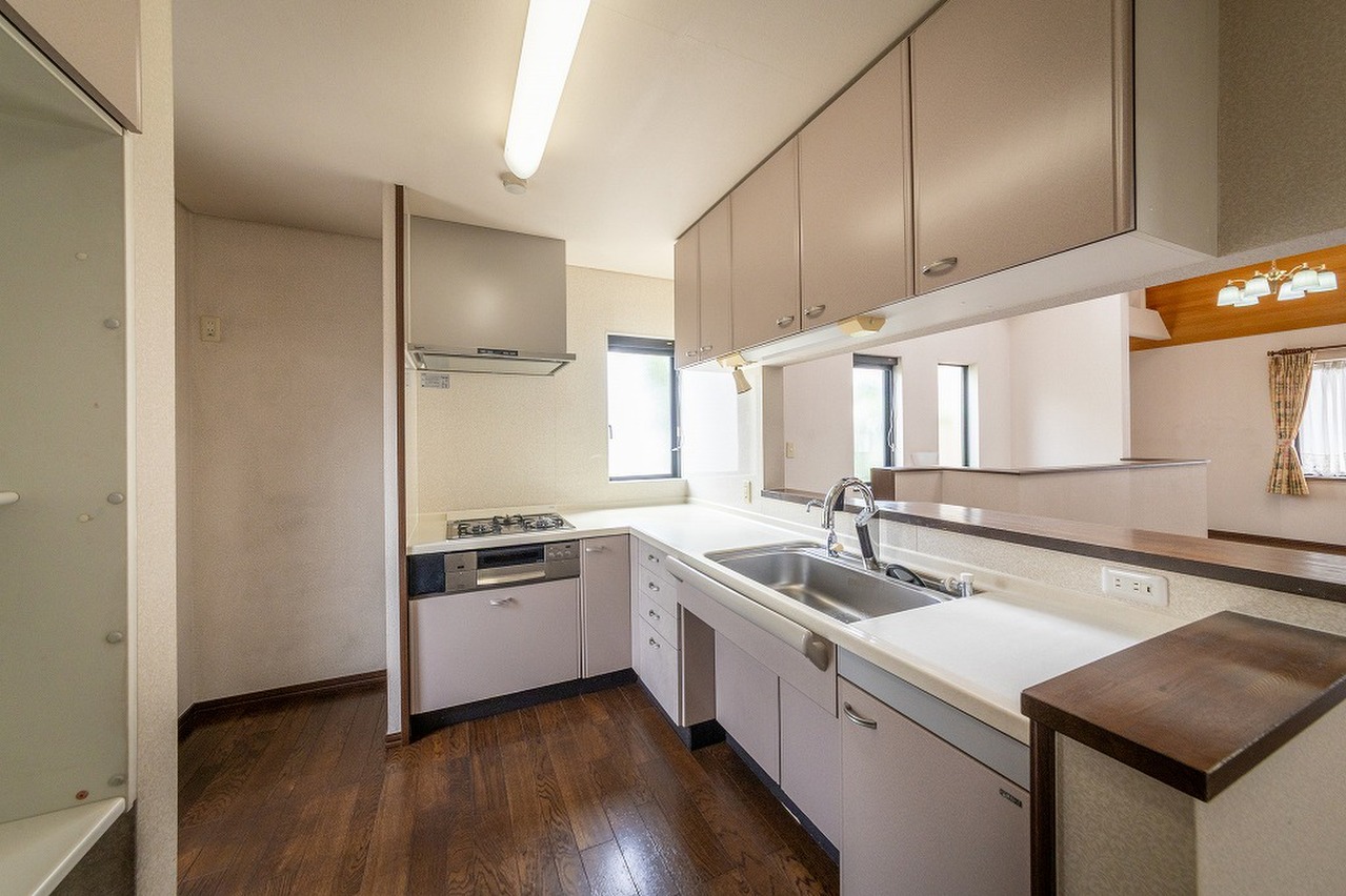 【キッチン】作業効率がスムーズなL字型キッチンが採用されています。上下に収納が備わり、散らかりがちなキッチン小物が片付きます。