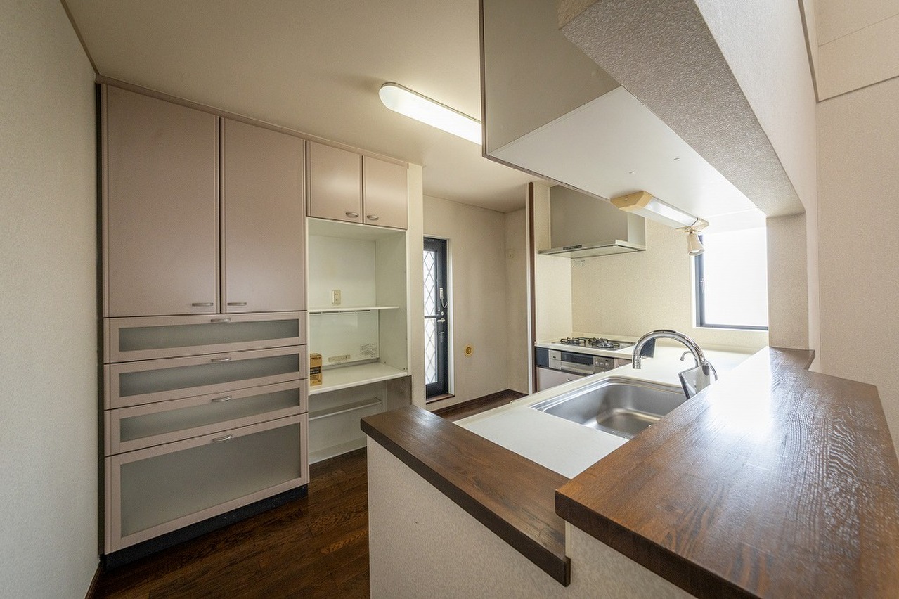 【キッチン】キッチンからサービスバルコニーに出入り可能。ゴミの一時置きなどに便利です。カウンターが備わっており、料理の準備や片付けが捗ります。