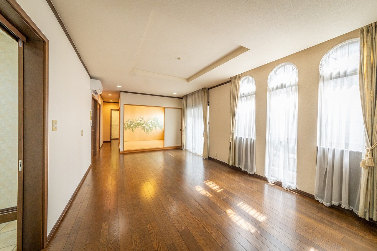 【1階洋室/南側】和室と北側の洋室が隣接しており、引き戸を開放することでより広い空間として活用できます。洗面室・浴室が設けられているため、客間としても活躍しそうです。